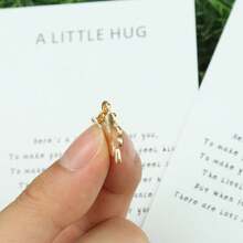 1 件/2 件时尚创意四叶草幸运钥匙扣派对小礼物，配有简约优雅的拥抱卡，可爱钥匙链环包背包吊坠汽车钥匙吊坠圣帕特里克节朋友纪念礼物、理想的魅力礼物、友谊礼物、生日礼物、陪伴礼物、节日派对礼物，给他人也送一份幸运四叶草礼物汽车配件包饰学校字母哥特 Y2k 包配件挂绳带身份证夹汽车配件包饰 - 彩色 - 查看 3