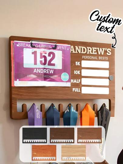 Soporte personalizado de madera para exhibir el dorsal y la medalla de carrera con texto de nombre personalizado, montado en la pared, organizador deportivo con múltiples opciones de color, percha para logros de corredores, elegante, de moda, hipster, casual, minimalista chic, personalizado, único, disfraces de hombre, armario cápsula, estilo básico/urbano para hombres, novio, familia, amigos
