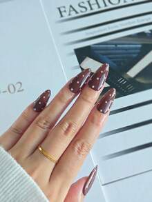 10片手工杏仁形极简美甲贴纸，波点美甲风格。这款美甲贴纸融合了可爱甜美与一丝酷感，展现出优雅、奢华而简约的美感。美甲用品，按压式美甲贴纸。