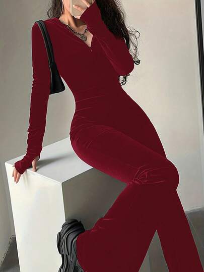 春夏新款丝绒修身连帽喇叭连体裤，欧美辣妹风丝绒连帽连体裤，修身显瘦喇叭长裤，V领拉链设计，适合与闺蜜聚会、派对或通勤；情人节必备单品