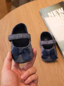 1 双女童面料可爱蝴蝶结设计平底休闲布鞋，适合春秋季