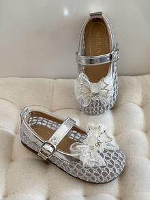这款女童皮鞋采用银白色蕾丝鞋面，鞋头饰有白色亮片蝴蝶结，并配有银色魔术贴搭扣。设计甜美精致，可搭配公主裙及其他服饰，适合生日派对、儿童演出等各种场合。 - 銀色 - 查看 8