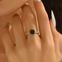 1枚18K镀金复古几何四爪镶嵌人造祖母绿方形戒指，百搭精致奢华优雅，适合女性日常及派对佩戴，是送给妻子的礼物，也是馈赠亲友的佳品。 - 幾何四爪戒指 - 查看 7