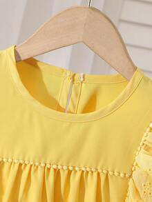 两件套女童休闲牛仔套装，舒适百搭，包含荷叶边袖衬衫和花卉刺绣牛仔裤，春夏新品 - 彩色 - 查看 3