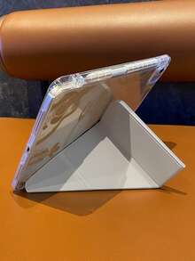 Este estuche para tableta presenta una carcasa dura transparente combinada con una tapa frontal magnética y plegable. Es delgado, ligero y portátil, equilibrando la estética con la practicidad. El diseño se inspira en el estilo vaquero occidental, con elementos dibujados a mano como botas de vaquero, sombreros de vaquero, guitarras y figuras de vaquero, emanando un fuerte ambiente retro y encarnando un espíritu de libertad, tranquilidad y aventura.