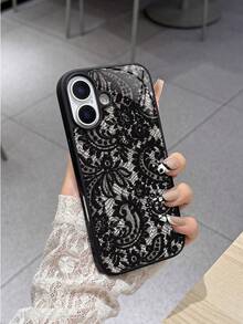 这款黑色蕾丝花卉图案时尚手机壳，饰以精致的蕾丝花纹，每个细节都栩栩如生，仿佛将真实的蕾丝纹理完美地复制到了手机壳上。错综复杂的花卉图案，无论是出席正式场合还是日常出行，都能瞬间让您的苹果手机成为众人瞩目的焦点，展现您独特的品味和优雅的风格。春季派对礼物之选。 - 黑色 - 查看 6