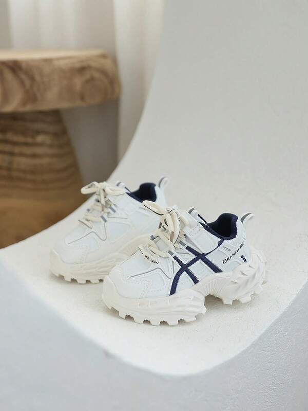 A Pair Of Children's Sneakers, Featuring A Soft Leather Upper, Low-Cut Round Toe, And A Shock-Resistant Toe Cap, Is Lightweight And Comfortable. It Is Suitable For Children's Sports, Running, Leisure, And Entertainment, And Is Ideal For Wearing In Spring And Autumn