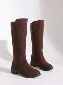 女士裸色麂皮过膝长靴,适合秋冬季节穿着,保暖内衬,侧拉链设计方便穿脱,纤细靴筒优雅增高,粗跟舒适,经典简约款式,适合多种场合,如派对等。 - 棕色 - 查看 8