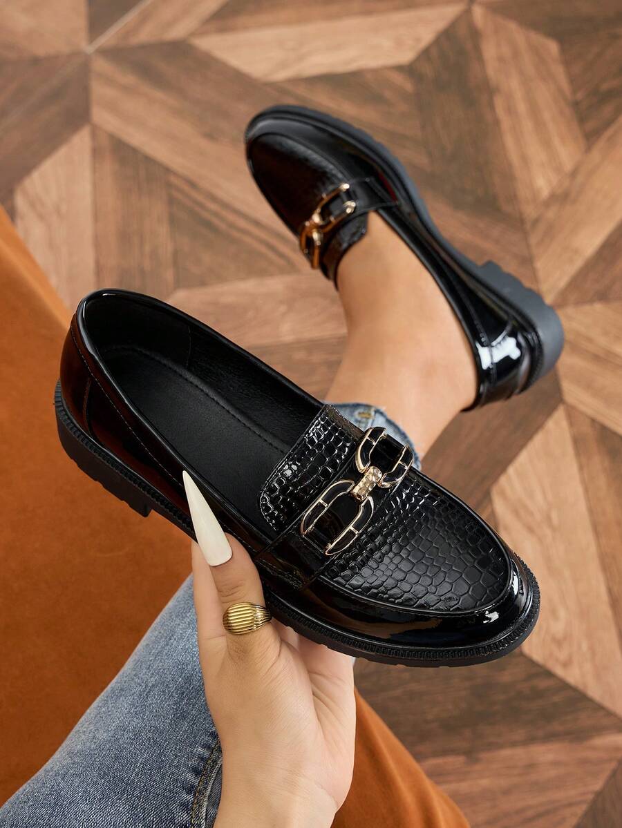 女士厚底乐福鞋 - 学院风漆皮黑色套脚鞋，圆头金属扣，休闲时尚，适合工作场合 - 黑色 - 查看 1