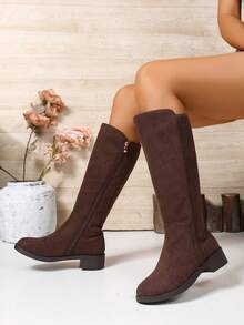 女士裸色麂皮过膝长靴,适合秋冬季节穿着,保暖内衬,侧拉链设计方便穿脱,纤细靴筒优雅增高,粗跟舒适,经典简约款式,适合多种场合,如派对等。 - 棕色 - 查看 5