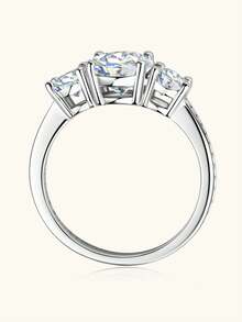 XUJIA 1枚圆形莫桑石订婚戒指，女士款，100% 925纯银，D-E色，VVS1净度，5毫米、8毫米和5毫米三石周年纪念结婚戒指，珠宝礼品