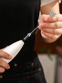 خلاط وفرّاد الحليب الكهربائي الجديد - فرّاد حليب يدوي من الفولاذ المقاوم للصدأ، مناسب للقهوة والكابتشينو والشوكولاتة الساخنة والماتشا - يعمل بالبطاريات (بطاريتان AA غير مشمولتان) - تصميم مدمج وأرجونومي