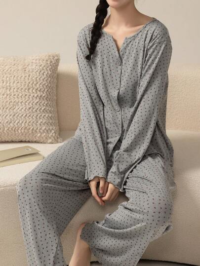 两件套女士睡衣套装，包括一件草莓水果印花V领开衫长袖上衣，搭配一条印满可爱卡通图案的长裤，舒适时尚，适合居家休闲穿着，春、秋、冬三季皆宜。