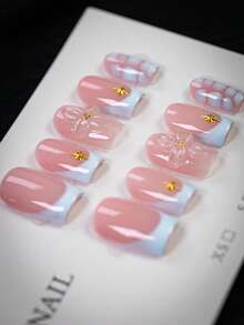 10片Y2K风格裸粉色底色搭配浅蓝色法式透明3D花朵美甲贴片 - 纯手工制作浅蓝色格纹方甲贴片 - 以裸粉色为主色调，搭配浅蓝色法式底色、小星星装饰、金色花蕊立体透明花朵假指甲 - 清新甜美，夏秋必备美甲单品 - 适合日常佩戴、校园、派对等场合，是送给女性和女孩的最佳礼物 - 手工美甲贴片 - 淺藍色 - 查看 4