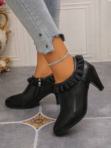 Boots, A Pair Of Versatile, Comfortable, Chelsea Lace Boots For Women. The Design Of Lace Is Fashionable And Versatile, Suitable For Formal Occasions, Casual Occasions, And More. It Is An Essential Fashion Item For Women's Shoe Cabinets.