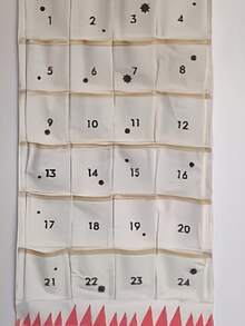 1个圣诞倒计时日历，附赠24个收纳袋，可悬挂于卧室，用作卧室装饰收纳袋，是家居整理收纳用品、卧室配件、家居装饰、圣诞装饰、冬季圣诞装饰、圣诞礼物等的理想之选。 - 彩色 - 查看 3