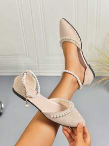 2025 Nuevas sandalias planas elegantes con puntera puntiaguda y decoración de perlas para mujeres, de unicolor, de plástico ABS, cómodas y versátiles, adecuadas para vestir, primavera/verano