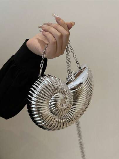 #Golden Seashell Bag# Viral Sensation! Metal Texture Evening Bag Showcases Niche Fashion Spotlight