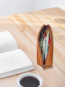 حقيبة قلم جلدية ذات لون أحادي بسيطة، سعة كبيرة، علبة قرطاسية مدرسية فاخرة وصغيرة الحجم، شعار مخصص، ضروريات العودة إلى المدرسة، لوازم مدرسية، متعددة الوظائف، زخرفية، قابلة لإعادة الاستخدام، حديثة، ملونة، جميلة، عتيقة، كرتونية، كاواييي، مخصصة، فريدة من نوعها، مناسبة للعمل/المكتب، مناسبة للاستخدام المدرسي