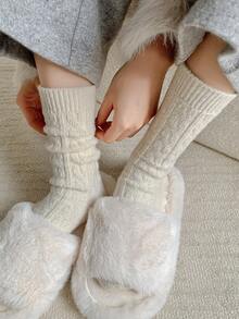 1 双女士纯色加厚保暖羊毛混纺粗针织中筒袜，适合秋冬季日常和居家穿着