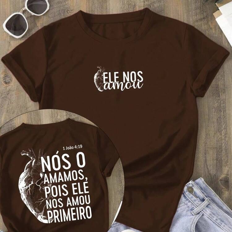 Camiseta Ele Nos Amou Primeiro Moda Cristã Evangélica Unissex Malha 100% Algodão Linha Premium - Marrom - Visão 1