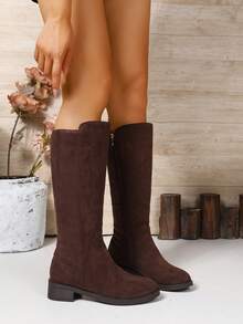 女士裸色麂皮过膝长靴,适合秋冬季节穿着,保暖内衬,侧拉链设计方便穿脱,纤细靴筒优雅增高,粗跟舒适,经典简约款式,适合多种场合,如派对等。 - 棕色 - 查看 19