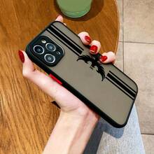 Una funda para teléfono con diseño de tótem de cabeza de pájaro y león, que presenta un patrón de rayas, compatible con los teléfonos de las series Apple, 8, SE, 11, 13, 15,, Pro, y Plus, ofreciendo una superficie transparente mate y protección completa suave negra desde 2020 hasta 2022. - Colores mixtos - Ver 6