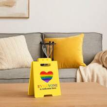 Centropieza con forma de corazón arcoíris - Decoración de escritorio linda y accesorio para cubículo de oficina. ¡Bienvenido a todos! Ideal para decoración del hogar y la oficina, adecuado para decoración de escritorio de mujeres y hombres, esenciales de oficina y accesorios estéticos de escritorio.