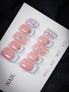 10片Y2K风格裸粉色底色搭配浅蓝色法式透明3D花朵美甲贴片 - 纯手工制作浅蓝色格纹方甲贴片 - 以裸粉色为主色调，搭配浅蓝色法式底色、小星星装饰、金色花蕊立体透明花朵假指甲 - 清新甜美，夏秋必备美甲单品 - 适合日常佩戴、校园、派对等场合，是送给女性和女孩的最佳礼物 - 手工美甲贴片 - 淺藍色 - 查看 5