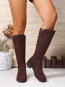 女士裸色麂皮过膝长靴,适合秋冬季节穿着,保暖内衬,侧拉链设计方便穿脱,纤细靴筒优雅增高,粗跟舒适,经典简约款式,适合多种场合,如派对等。 - 棕色 - 查看 7