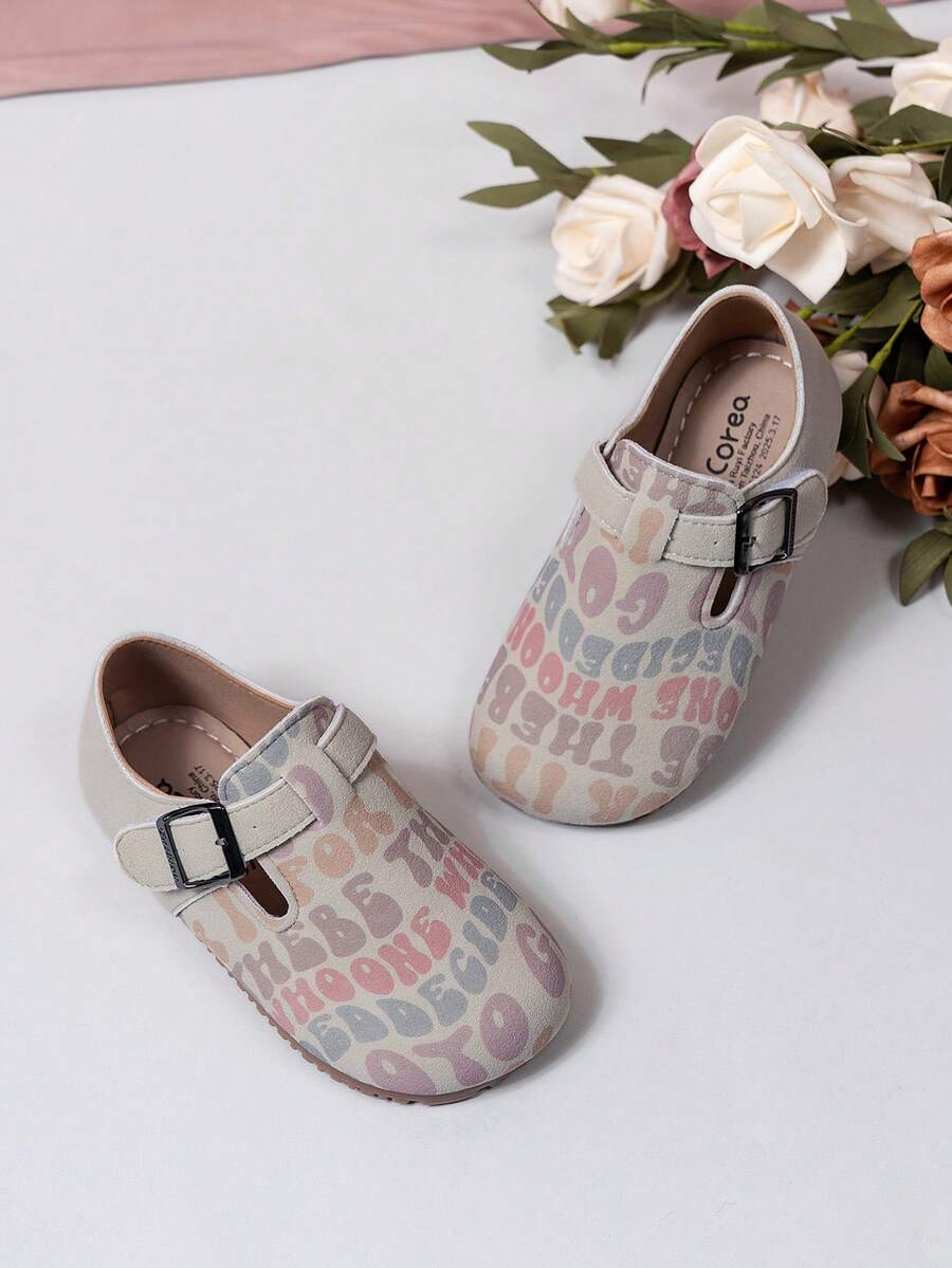 زوج من أحذية البنات ذات القاع المسطح والأصابع المستديرة، مصممة بنقوش زهرية صغيرة وخطاف وحلقة للارتداء والخلع، خفيفة الوزن، مريحة وأنيقة، مناسبة لجميع المواسم، للسفر اليومي والرحلات الخارجية