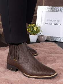 Fratello Select Fratello botas vaqueras de piel auténtica color café oscuro 1500, estilo western elegante y urbano con acabado texturizado tipo woven, perfectas para eventos formales, salidas casuales o eventos western, bota Chelsea hombre, piel grabada, western elegante, bota casual, calzado artesanal, moda masculina, bota tejida, estilo ranchero moderno - Marrón - Ver 12