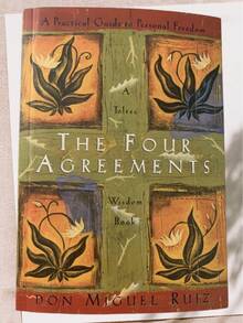The Four Agreements Self-Help Book | Practical Guide To Personal Freedom & Inner Peace | Toltec Wisdom For Daily Habits, Emotional Intelligence & Life Transformation | Mindset Growth, Stress Relief & Positive Living | Perfect Gift For Adults, Teens & Self Improvement Readers - 平裝本 - 查看 1
