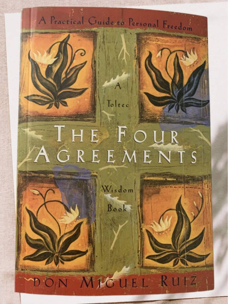 The Four Agreements Self-Help Book | Practical Guide To Personal Freedom & Inner Peace | Toltec Wisdom For Daily Habits, Emotional Intelligence & Life Transformation | Mindset Growth, Stress Relief & Positive Living | Perfect Gift For Adults, Teens & Self Improvement Readers - 平裝本 - 查看 1