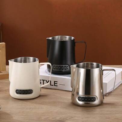1Pc Coffee Milk Frother Jug, Milk Foam Cup, 304 Stainless Steel, With Temperature Display, Accurate Inner Scale, Pointed-Mouth Milking Tank, Precisely Control The Flow Rate Of Milk Foam, Comfortable Feel, Milk Foam Pot, Espresso Utensils, Exquisite High Quality, Durable, Home Office Cafe Professional Coffee Accessories 350/600ml