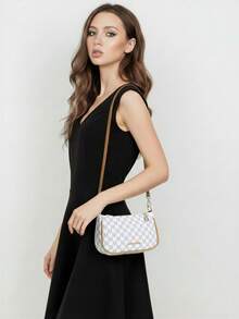 2025新款时尚经典小丑印花图案设计金属链条装饰腋下法棍包，适合购物