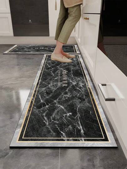 1 szt. dywanik kuchenny z żelu krzemionkowego z wzorem imitującym marmur. Mata ma czarny kolor przewodni z białą, naturalną, płynącą teksturą marmuru, co nadaje jej głęboki i elegancki charakter. Mata posiada również złote zdobienia w formie linii na krawędziach, które dodają jej wyrafinowania i luksusu. Na dywanie znajduje się również nadruk z napisem "SHOWER", który dodaje mu charakteru.