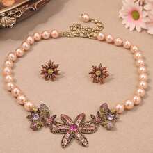 Un conjunto de joyería de moda de alta calidad, elegante y de nicho, con inspiración vintage y diseño floral 3D, que incluye un collar y pendientes, fabricado con baño de oro antiguo, base de aleación y detalles de gemas, adecuado para uso diario, fiestas, galas y ocasiones especiales como regalo.