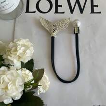 1件装女士水钻和仿珍珠装饰鱼尾发髻器，优雅时尚的发髻造型配件，适合日常可爱发型，发饰，美发工具，卷发配件，秋季，旅行，美发工具，女士配饰，美发用品，秋季，头发，发饰，旅行，发饰，女士配饰，女士发饰，美发工具，美发用品，用品，美容配件，礼物，旅行，女士礼物，美发用品，圣诞礼物，圣诞礼物，圣诞礼物，圣诞礼物，女士礼物，礼物，圣诞礼物，成人圣诞礼物，成人圣诞礼物，美发用品，女士配饰，圣诞礼物，成人发饰，成人发饰配饰、女士礼品创意、美妆圣诞礼物、女士圣诞礼物、头部配饰、派对 - 彩色 - 查看 10