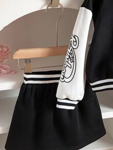 مجموعة جاكيت بيسبول وتنورة مطبوع عليها حرف للفتيات الصغيرات، ملابس رياضية كاجوال، موسم الخريف/الشتاء، 2 قطعة/طقم - الأسود - مشاهدة 6