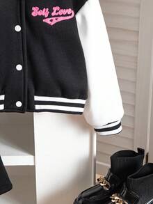مجموعة جاكيت بيسبول وتنورة مطبوع عليها حرف للفتيات الصغيرات، ملابس رياضية كاجوال، موسم الخريف/الشتاء، 2 قطعة/طقم - الأسود - مشاهدة 5