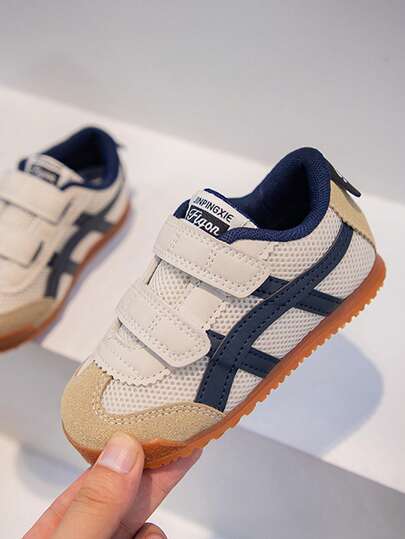 زوج من أحذية رياضية للأطفال الصغار باللون البيج، مصنوعة من جلد ناعم وقماش شبكي، تصميم مزدوج بخطاف وحلقة، أصابع قدم مستديرة، مقاومة للركل، نعل مانع للانزلاق، أحذية كاجوال عصرية، مناسبة للأطفال الرضع والبنات، للارتداء اليومي، للخريف والشتاء