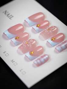 10片Y2K风格裸粉色底色搭配浅蓝色法式透明3D花朵美甲贴片 - 纯手工制作浅蓝色格纹方甲贴片 - 以裸粉色为主色调，搭配浅蓝色法式底色、小星星装饰、金色花蕊立体透明花朵假指甲 - 清新甜美，夏秋必备美甲单品 - 适合日常佩戴、校园、派对等场合，是送给女性和女孩的最佳礼物 - 手工美甲贴片 - 淺藍色 - 查看 3