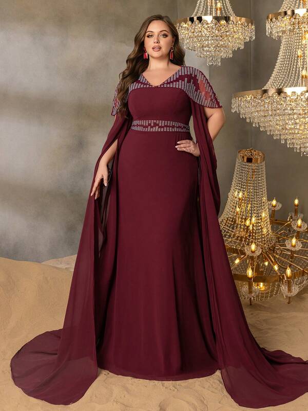 Faeriesty Suknia wieczorowa Curve Plus z szyfonu do ziemi z przezroczystymi rękawami przypominającymi pelerynę i zdobieniami z kryształków | Luksusowy, elegancki, formalny krój | Idealna na imprezy na czerwonym dywanie, wesela, gale i eleganckie przyjęcia wieczorowe