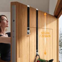 Supporto regolabile per ghirlanda da appendere alla porta d'ingresso - Decorazioni per Ognissanti, Ringraziamento e Natale, Gancio universale in metallo per diverse larghezze di porta, Argento brillante