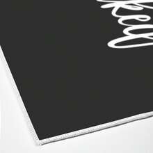 HECHO EN TURQUÍA. Alfombra turca antideslizante con estampado digital Pearl – AL4012. Suave al tacto, lavable y con reverso de fieltro antideslizante. Moderna alfombra decorativa, ideal para salón, dormitorio, baño, pasillo o entrada. Disponible en 5 tamaños (40*60, 50*120, 50*160, 50*80, 60*100 cm). Secado rápido, muy absorbente, diseño suave y cómodo. Apta para uso en interiores y exteriores.