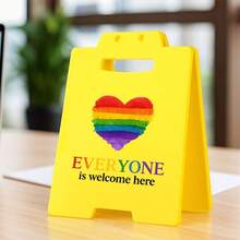 Centropieza con forma de corazón arcoíris - Decoración de escritorio linda y accesorio para cubículo de oficina. ¡Bienvenido a todos! Ideal para decoración del hogar y la oficina, adecuado para decoración de escritorio de mujeres y hombres, esenciales de oficina y accesorios estéticos de escritorio.