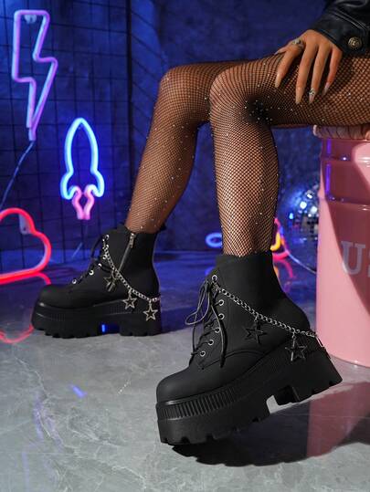 بوت كاحل للنساء ذوات الحجم الكبير، مزينة بسلسلة نجمة، ذات كعب منصة سميك ومقدمة مربعة، كعب أسفل، أنيقة للخريف/الشتاء