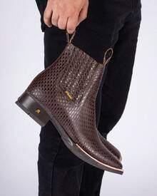 Fratello Select Fratello botas vaqueras de piel auténtica color café oscuro 1500, estilo western elegante y urbano con acabado texturizado tipo woven, perfectas para eventos formales, salidas casuales o eventos western, bota Chelsea hombre, piel grabada, western elegante, bota casual, calzado artesanal, moda masculina, bota tejida, estilo ranchero moderno - Marrón - Ver 7
