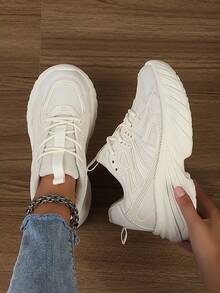 女士厚底厚底运动鞋，透气网眼增高休闲轻便运动鞋和百搭厚底乐福鞋 - 米色 - 查看 2